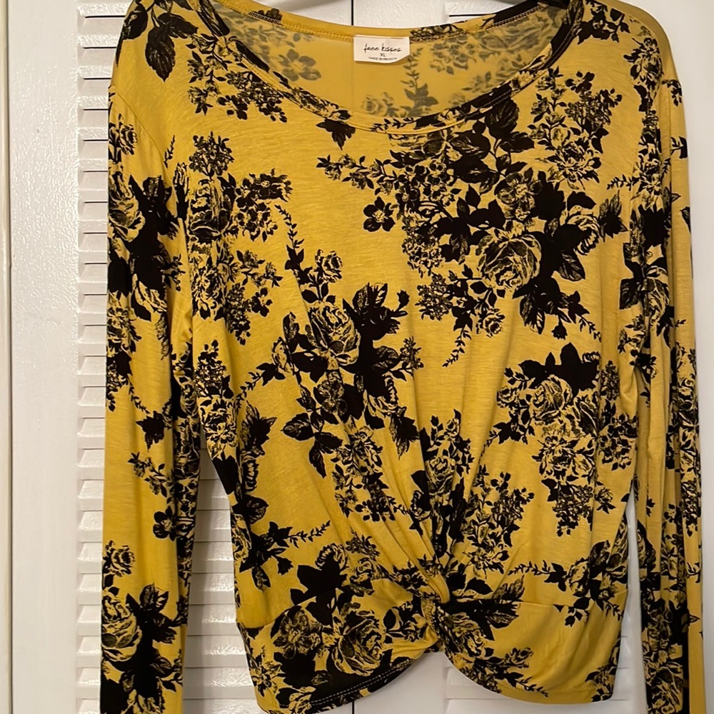 Long sleeve free kisses top